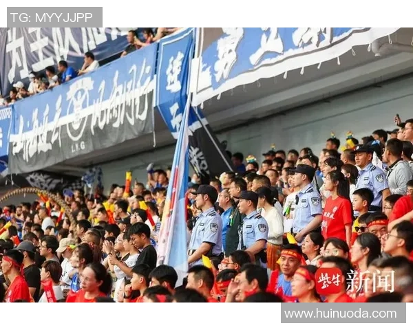 足球巨星为球迷送裤子暖心行动引发热议