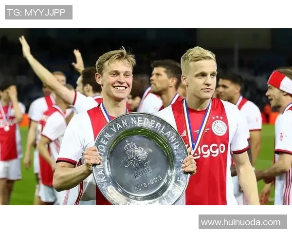 足球巨星深情接吻瞬间曝光引发热议引爆全球球迷情感共鸣