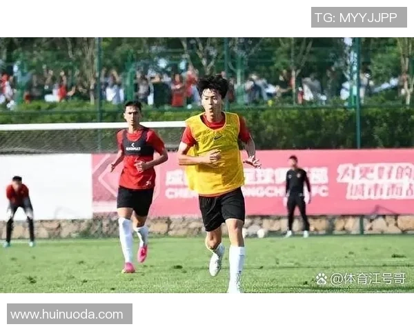 高颜值00后足球新星崭露头角引领潮流风尚备受关注